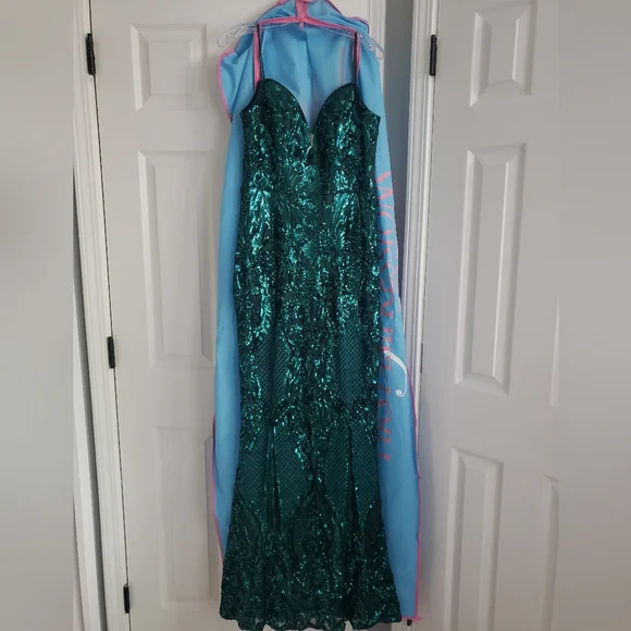 Emerald green mermaid/trumpet style formal gown / prom dress - Size 10